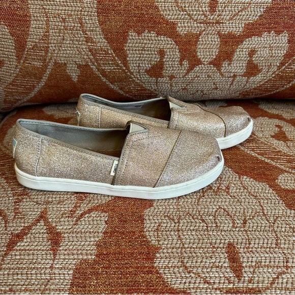 🌟3/$20🌟 GIRLS Gold Glitter Toms size 3 - Picture 2 of 6